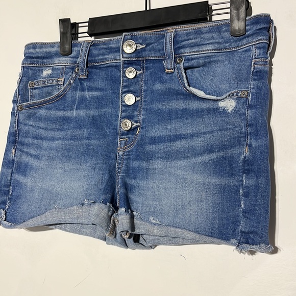 American Eagle Ne(x)t Level Stretch Hi-Rise Shortie Medium Wash Denim Shorts 10 - Picture 3 of 9